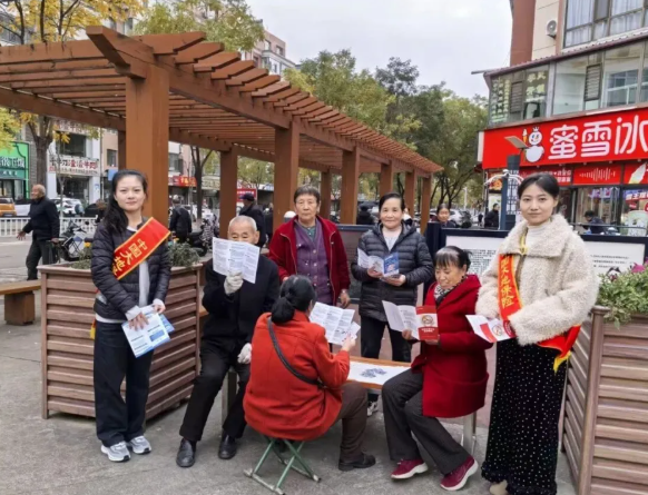 大地保险吕梁中支开展“大地暖阳敬老行”活动