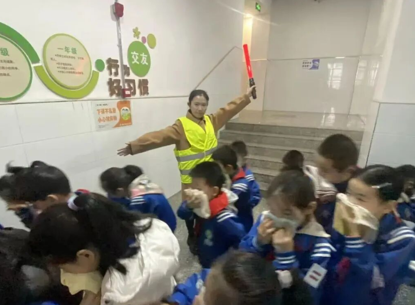 消防演练鸣警钟  筑牢校园“防火墙”——吕梁离石区东关小学2025年“119”消