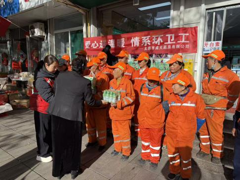 太原万柏林区南寒街道：党建红赋能公益暖  情系环卫送冬安