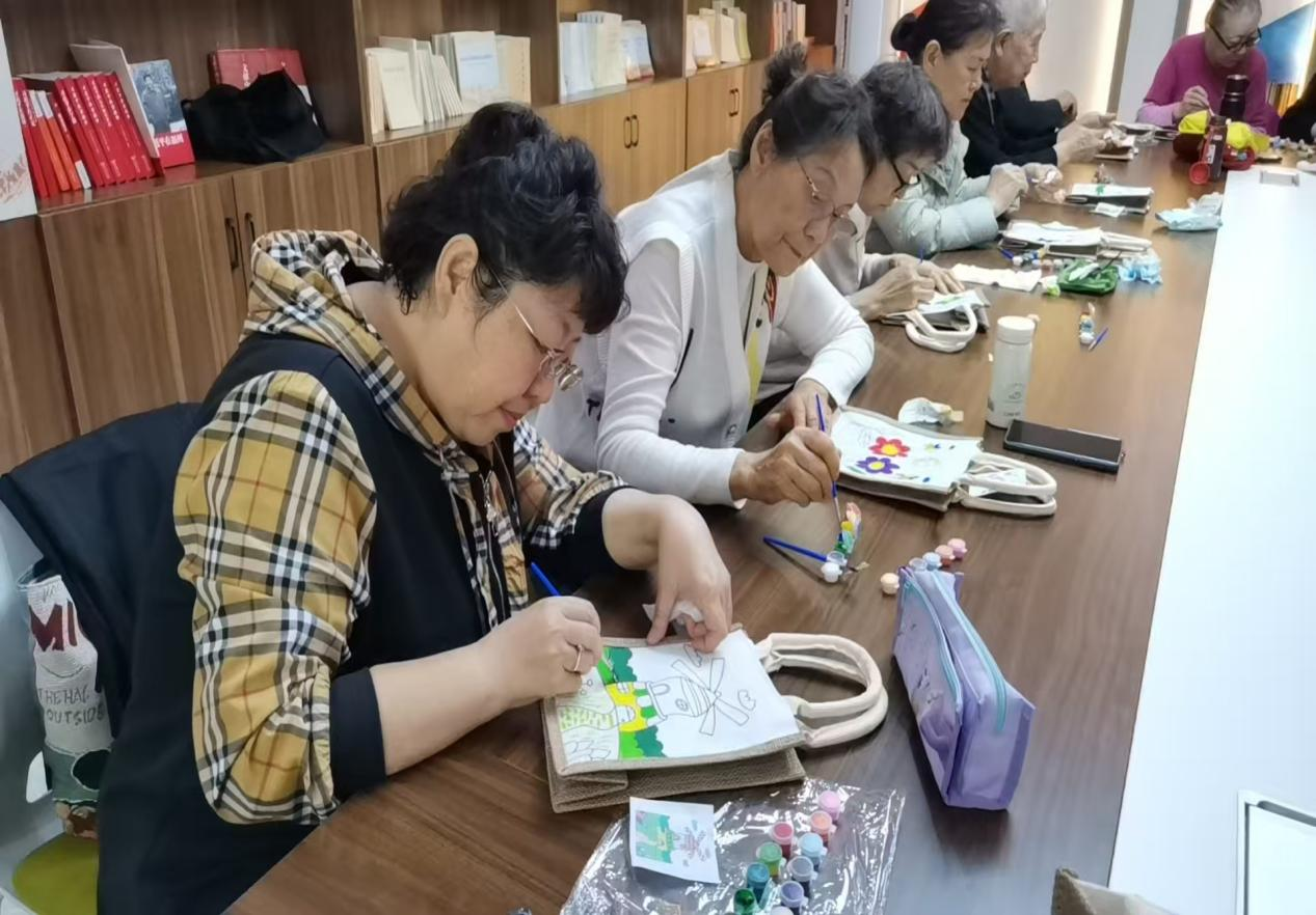 太原万柏林区滨体社区开展“妙笔生花绘冬韵  方寸布袋传温情”立冬手绘帆布包活动