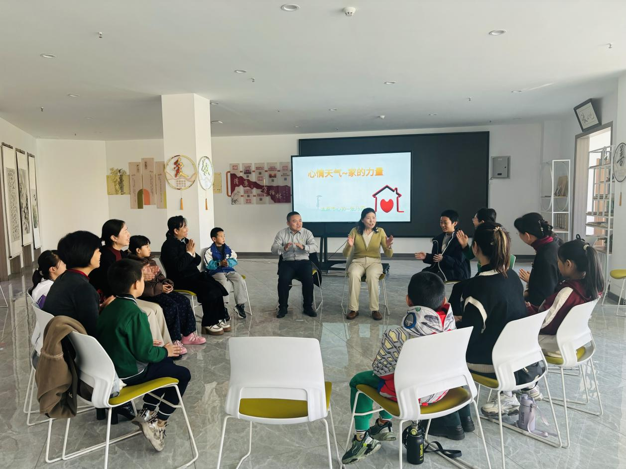 太原万柏林区滨体社区开展“巧解情绪密码  明辨网络身份”心理关爱团辅活动