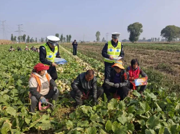 吕梁文水公安：秋收农忙安全勿忘  交通安全宣传进田间