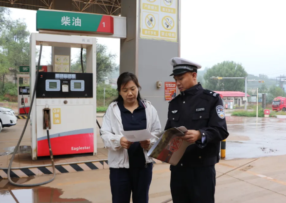 吕梁交口交警走进加油站“送知识  添平安  加安全”