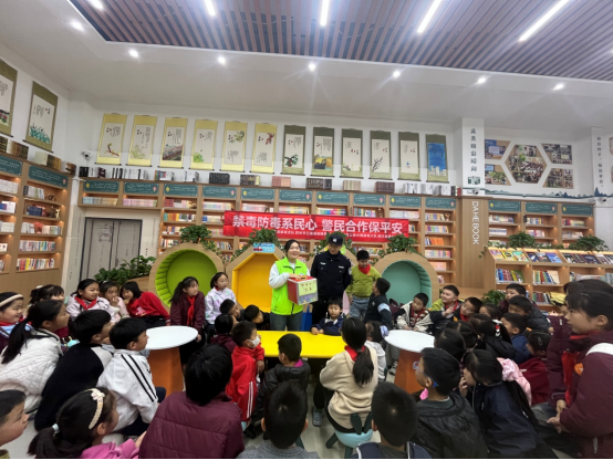 廉政中国-河南郑州:“书香润心,禁毒同行” 经开区校园书店禁毒宣传再添新彩445.png