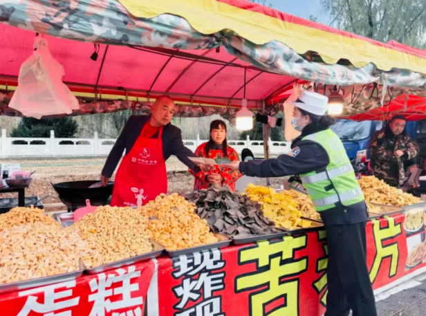 临汾公安交警“赶集日”里话安全  交通安全宣传零距离