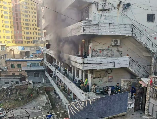 线路老化引火灾  民警快处保平安 ——吕梁石楼县灵泉派出所高效处置一起居民楼火灾