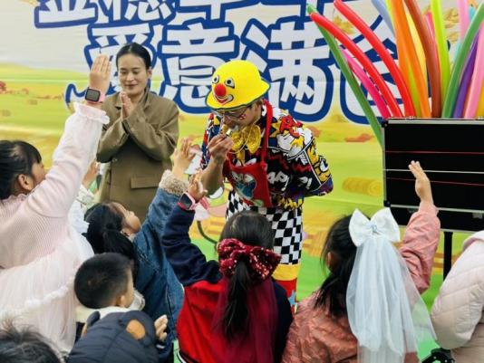 太原万柏林区南寒街道：趣味手工+小丑暖场亲子互动乐开怀