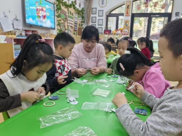 ​太原万柏林区兴华街道开展“苗银闪耀  传承非遗”冰箱贴制作活动