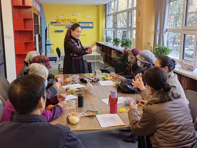 太原万柏林区千峰街道：非遗传承进社区  钩织技艺润民心