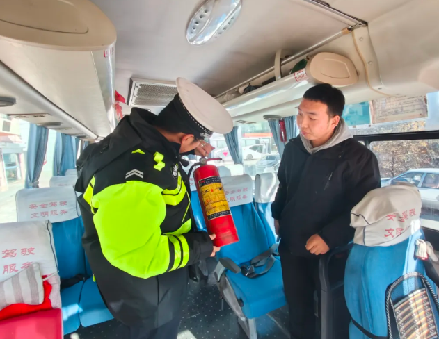 预热122·筑牢安全线 ——大同左云县交警深入客运、校车企业开展冬季交通安全专项