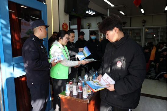 河南：沉浸式禁毒课堂开进校园 郑州青春力量在行动584.png
