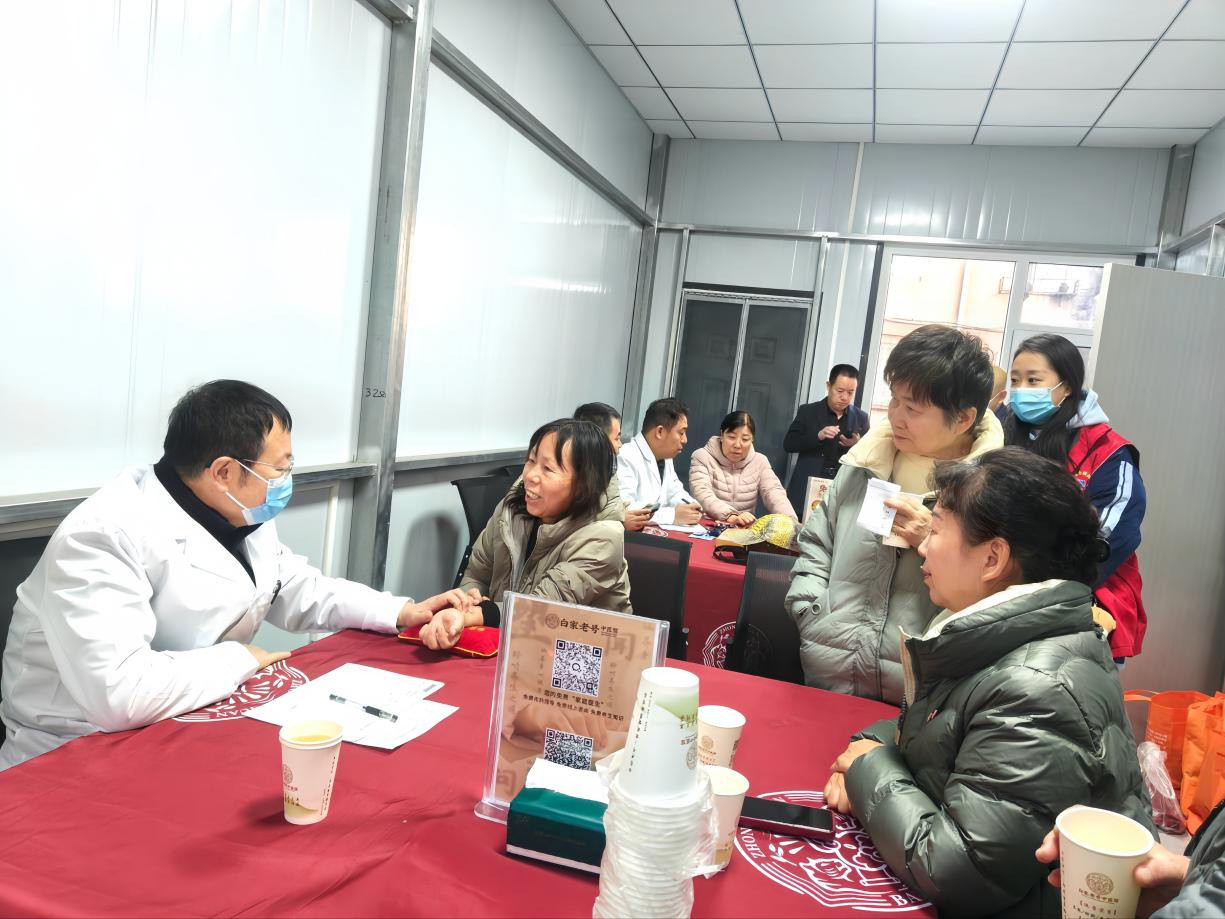 太原万柏林区晋祠路社区开展“医教携手传薪火  校际同心谱新篇”义诊活动