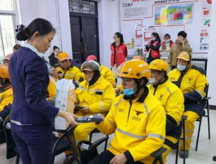 太原万柏林区南寒街道：设立暖心能量站  为骑手送温暖