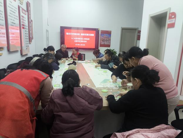 指尖巧作焕光彩  银龄欢聚乐融融——太原万柏林区九二社区开展企退人员郁金香小夜灯