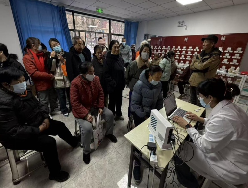 太原万柏林区和平街道西巷社区：义诊上门送健康  邻里同心暖寒冬