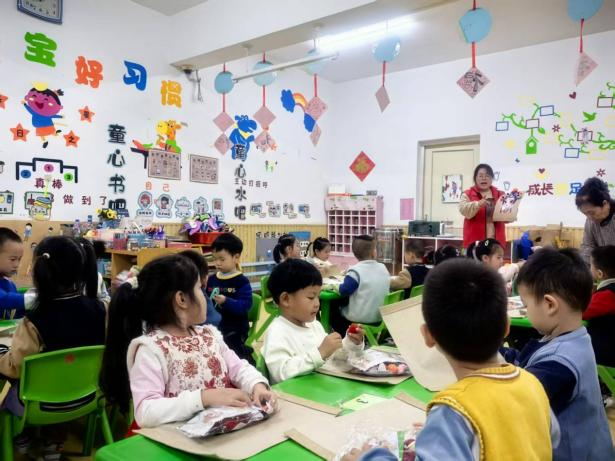 ​太原万柏林区兴华街道开展“触摸京剧脸谱  感受国粹魅力”手工京剧脸谱挂饰贴画活