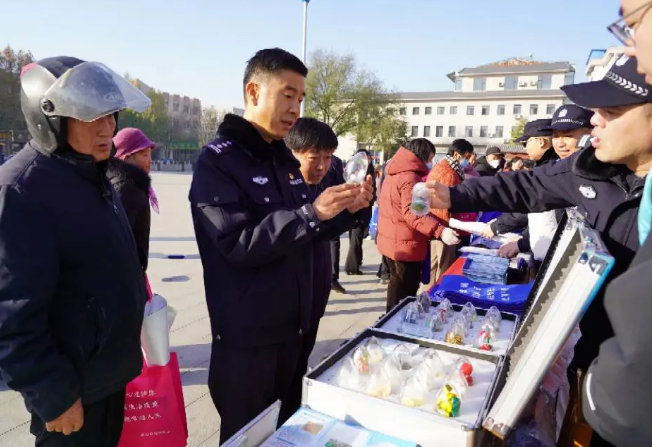 运城稷山县公安局开展宪法宣传周集中宣传活动