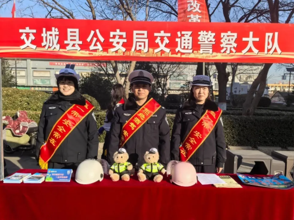 吕梁交城交警街头送安全  法治护航文明出行
