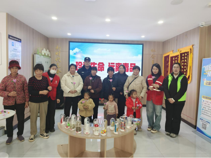 河南郑州:巧手扭出“防毒花” 禁毒宣传扎根社区681.png