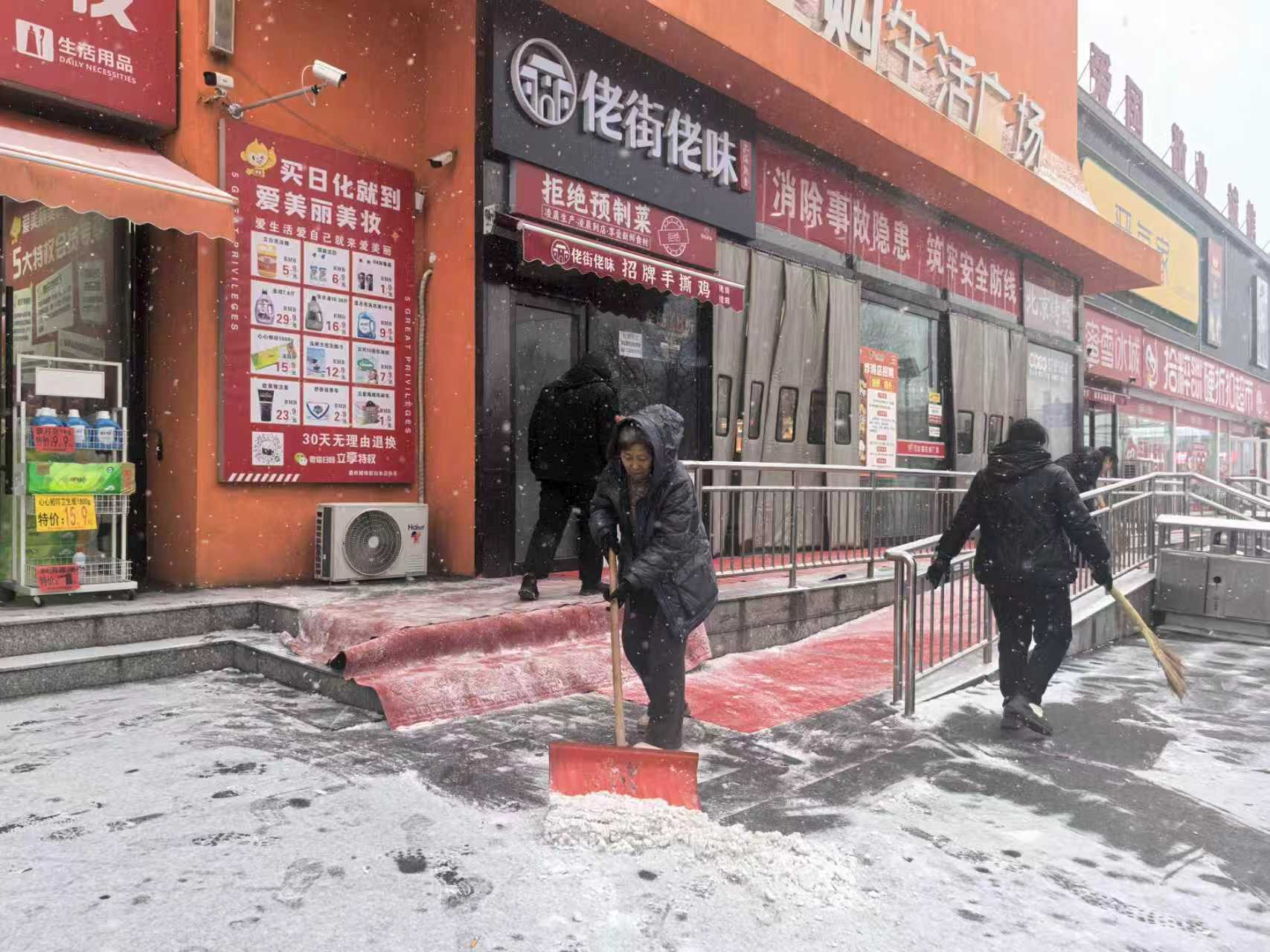 太原晋源区：雪落街巷间  情暖千万家