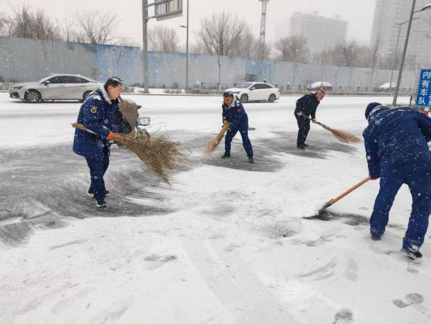 以雪为令聚合力——太原万柏林区消防救援大队开展除雪清路工作