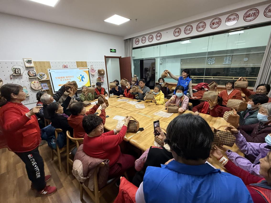 太原万柏林区：针脚藏暖传温情  银辉志愿赋乐龄