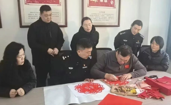 警营融非遗  剪纸话反诈——运城河津市城区中心派出所创新反诈宣传新模式