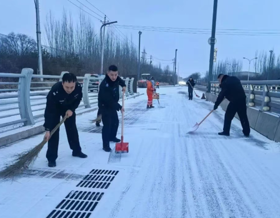 太原公安尖草坪分局闻雪即动保障雪天群众安全
