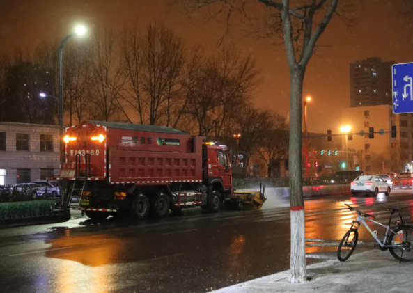 以“雪”为令显担当 ——太原小店区党员干部群众积极应对降雪