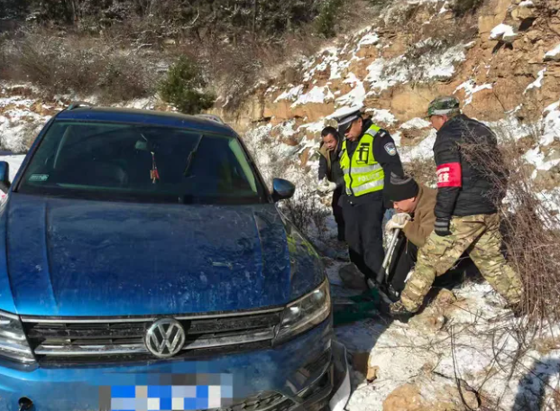寒路暖警：长治沁源交警紧急救援被困车辆
