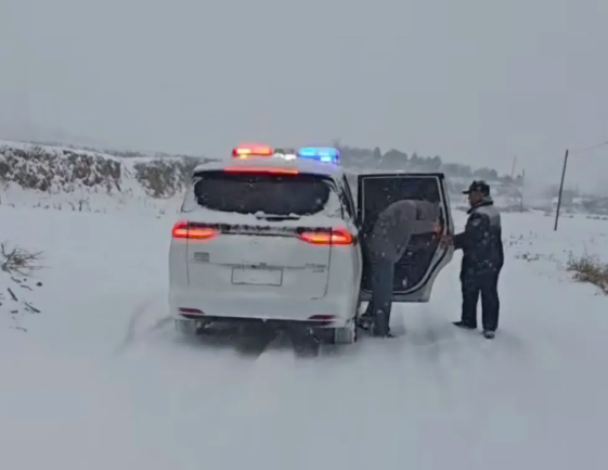 长治潞城：闪烁的警灯，成为暴雪中最温暖的指引