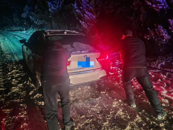 雪夜阻路，长治潞城民警暖心救助融化了这场雪