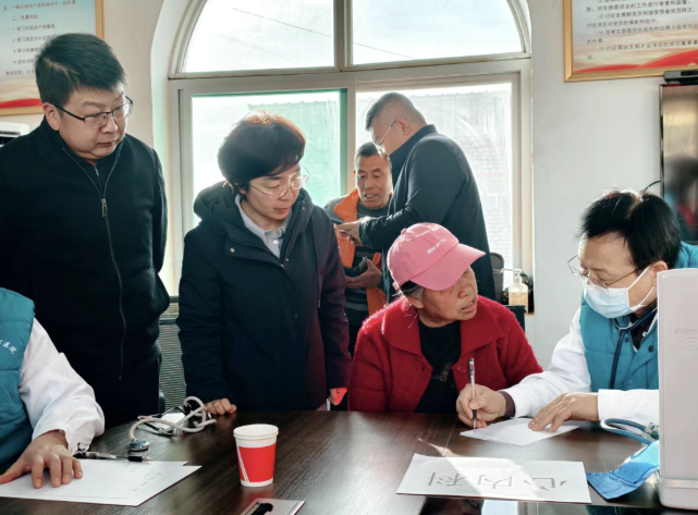 临汾市公安局交警支队联合市中心医院赴汾西县团柏乡沟堡村开展爱心义诊