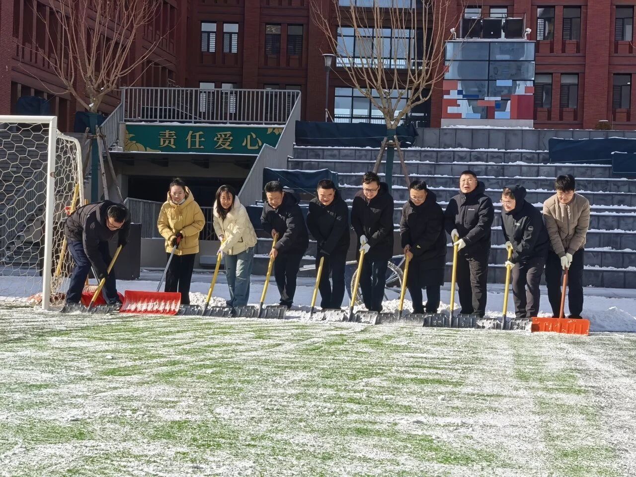 雪落无声 情暖常青——太原市常青藤中学校党员及教职工扫雪活动纪实
