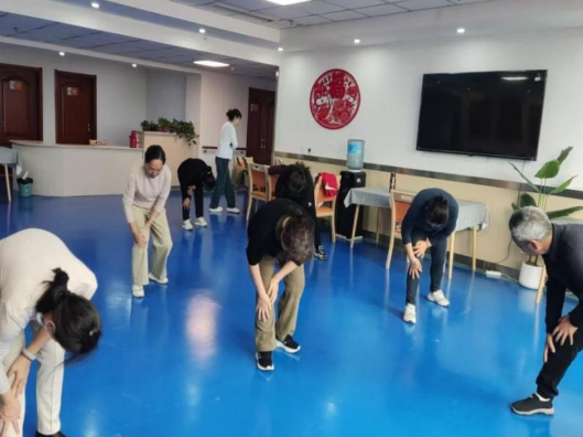 太原万柏林区南寒街道：八段锦“圈粉”老中青  健康快乐动起来