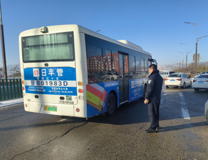 大同浑源县蔡村派出所：风雪护学路  警色暖寒冬