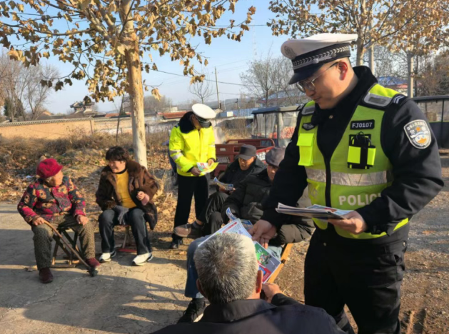 临汾公安交警进农村持续开展“一老一小”冬季交通安全巡回宣传活动