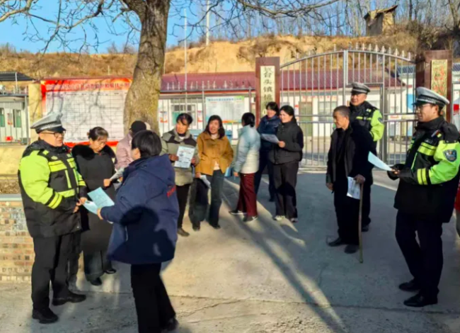 临汾公安交警“美丽乡村行”筑牢农村交通安全防线