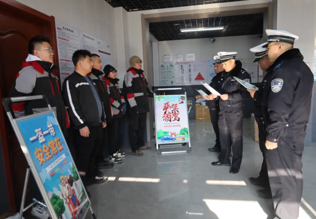 吕梁临县：筑牢物流安全线  交警护航“快递路”