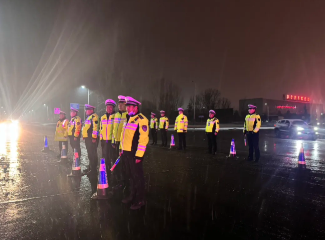 雪映警徽守岁末  运城河津交警护平安！元旦风雪夜的温暖守护从未缺席