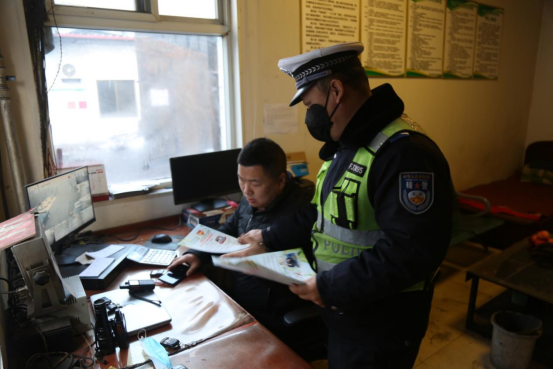 临汾公安交警交通宣传进企业 拧紧道路交通“安全阀”