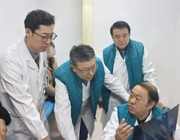 临汾市中心医院联合国家级骨科专家开展多台高难度手术