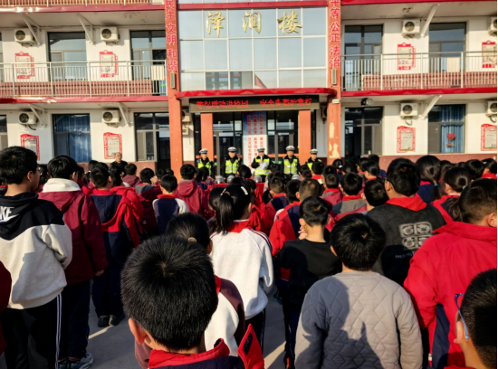 临汾公安交警联合平安财险临汾中支公司进校园开展交通安全宣传