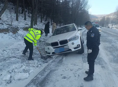 吕梁市公安局交通管理支队直属三大队：应对降雪路滑隐患  高效处置侧翻事故保畅通