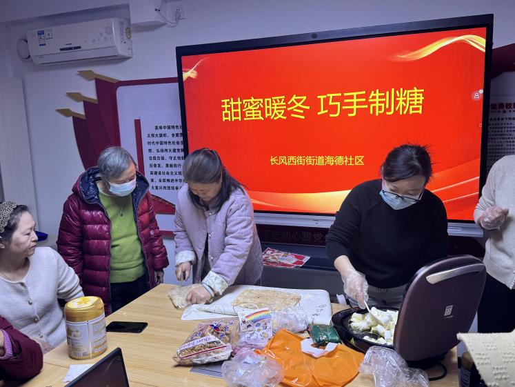 太原万柏林区长风西街街道：甜蜜暖冬  巧手制糖