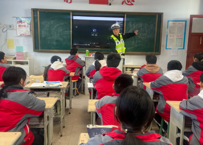 以案说法强意识 ——临汾公安交警为中学生送上交通安全“必修课”