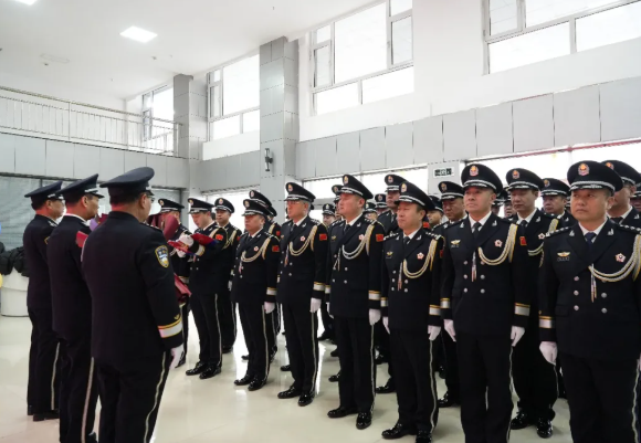 晋中平遥县公安局举行退休民警荣退仪式