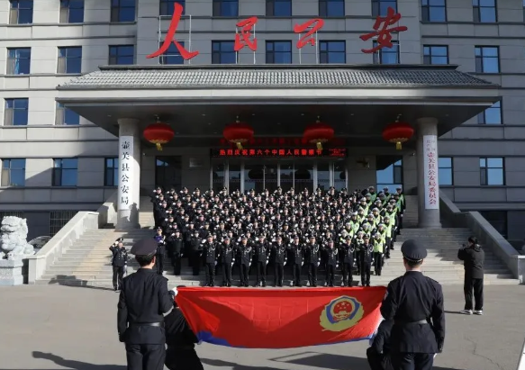 长治壶关县公安局举行庆祝第六个中国人民警察节“升国旗 迎警旗”仪式