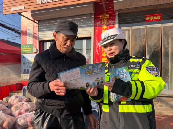 临汾公安交警交通安全宣传进农村，守护冬季“平安路”