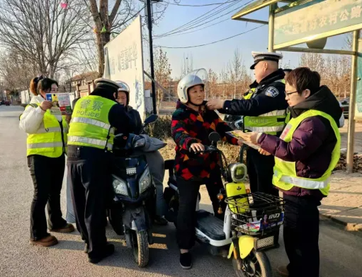 临汾公安交警积极开展“美丽乡村行 冬季道路交通安全巡回宣传活动”